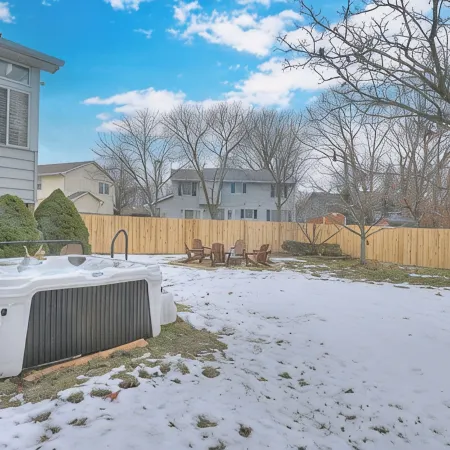 Spacious 5-Bedroom House, Hot Tub, Firepit, Game Rooms, Theater Room and More!