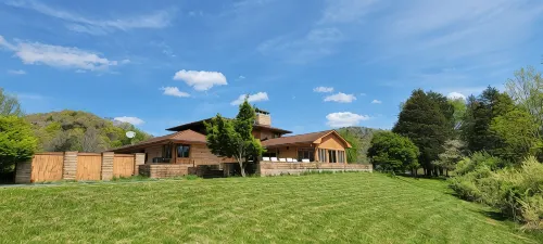 Bluestone Manor--Spacious Mountain Home for Your Next Adventure - Homestays