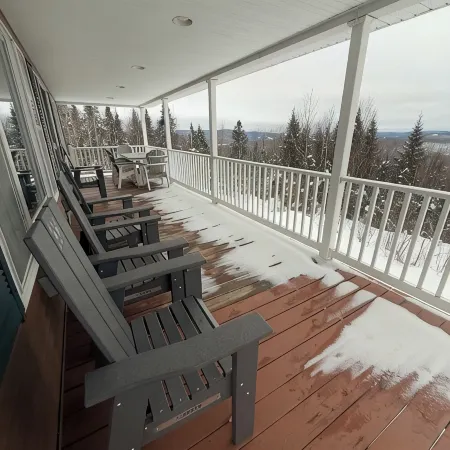 Back Lake Views! Sleeps 12, Flat Rate, Direct Atv & Private Snowmobile Access!