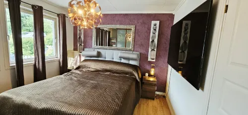 Spacious Bergen House with Stunning Mountain Views - Hot Tub