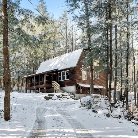 Private cabin on 3Acres with private hot tub! Lake access, Skiing, Snowmobiling!