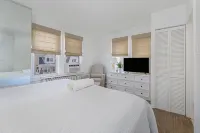 Sleeps 15, Designer Beach House w/ Yard + Porch, Steps to Beach + Parking - balcony