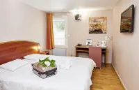 Logis Prim'Hôtel Bagatelle فنادق في Mardeuil