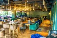 Swiss-Belhotel Kendari - bar