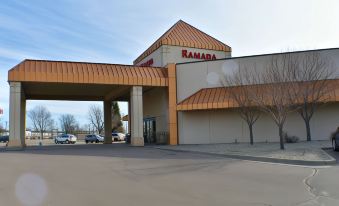 Ramada by Wyndham Sioux Falls Airport-Waterpark & Event Ctr