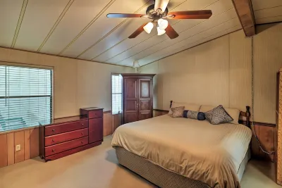 Bullhead City Home w/ Fire Pit - Walk to CO River!