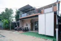 RedDoorz Syariah Near Kota Cinema Mall Jatiasih Hotels in Jatiasih