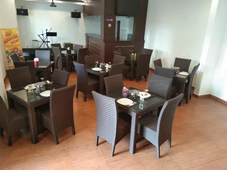 Charaka Hotel Отели в г. Sukalarang