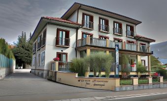 Hotel Fioroni - Housity