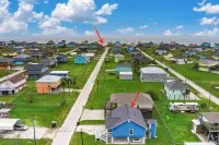 Ping-pong! Bikes! Games! Cute 3-br home in the heart of Crystal Beach, Texas!