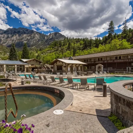 Twin Peaks Lodge & Hot Springs