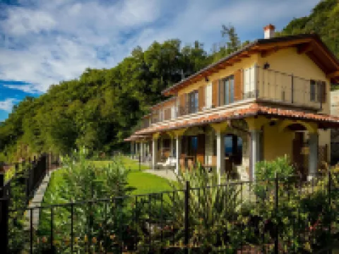 Le Petit Palais Villa Hotels in Plesio