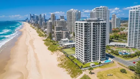 Golden Sands on the Beach - Absolute Beachfront Apartments Отели рядом с достопримечательностью «Мейн Бич»
