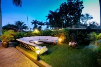 2 Friends Beach Hotel