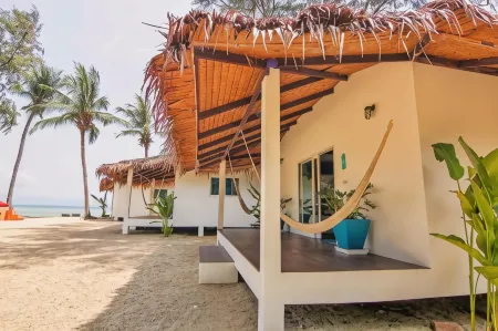 Sarana Bungalows Отели рядом с достопримечательностью «Bottle Beach»