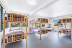Surf Inn Boutique Backpackers - Free Breakfast