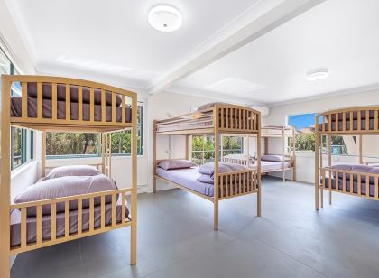 Surf Inn Boutique Backpackers - Free Breakfast