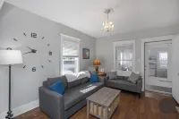 Blue Bungalow with 2 bedrooms, WiFi, AC in peaceful South Bend