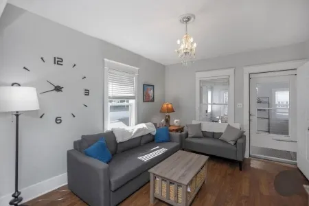 Blue Bungalow with 2 bedrooms, WiFi, AC in peaceful South Bend Отели рядом с достопримечательностью «Ice Box Skating Rink»