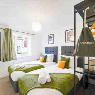 Woolhampton Drive House by Redwood Stays Rooms