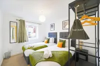 Woolhampton Drive House by Redwood Stays