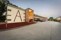 Best Western Plus Ambassador Orange Hotels near Hinton Park