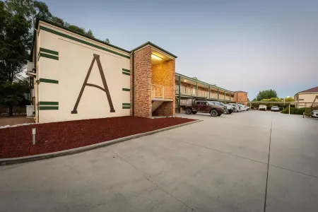 Best Western Plus Ambassador Orange Отели рядом с достопримечательностью «Millthorpe Wine Centre»