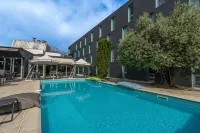 PoMo Hôtel & Restaurant - Pools