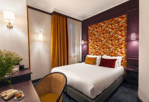 Hotel de Fleurie의 우아한 로비나 객실 내부