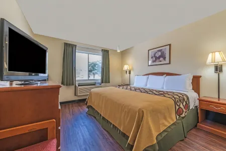 Super 8 by Wyndham Denton Отели рядом с достопримечательностью «Парк Игл Пасс»