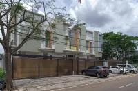 Avalon Karawaci Mitra RedDoorz Các khách sạn ở Curug