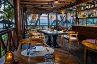 Mahekal Beach Front Resort & Spa - bar