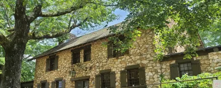 Visit Callaway's Fantasy in Lights with Happy’s Hideaway- Fiber Wifi and Hot Tub