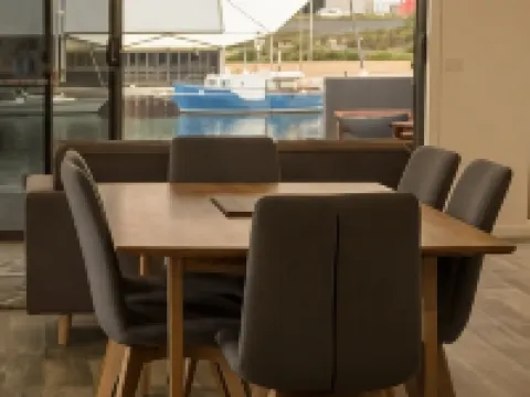 อัลเวอร์สโตน วอเทอร์ฟรอนท์ อพาร์ทเมนท์ โรงแรมในUlverstone