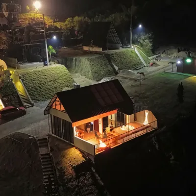 Maple Cabin Hotels in Cisarua