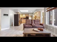 Beautiful 6000 sq ft Castle House with 4-bedroom in Chicago Hotel a Burbank