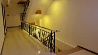 Golden Gate Suites - parking