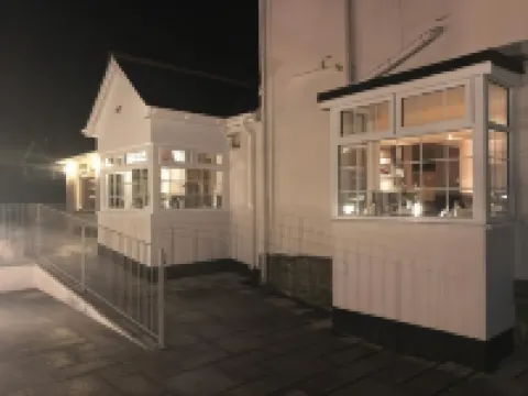 The Ynyscedwyn Arms Hotel فنادق في 