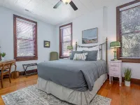 10 Min Walk to Main St., Updated 1840s Historic Home, Stocked Kitchen, W/D, Hotels in West Galena Township