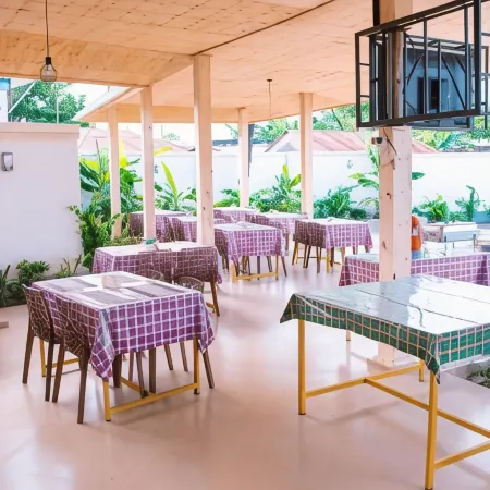 MARK- A GARDEN HOTEL Kawe Отели рядом с достопримечательностью «Dar Es Salaam War Cemetery»