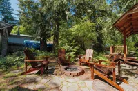 Chalet Rivière 2-bedroom cabin with AC and WiFi in Gold Bar