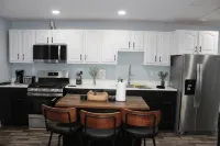 Stylish & Spacious Newark Retreat - Perfect for City Getaways! - Kitchen