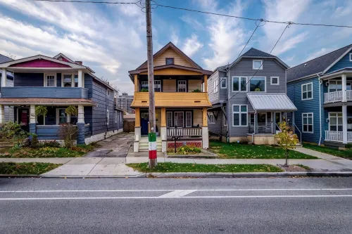 Charming 3-bedroom For Big Families in fabulous Cleveland with AC, WiFi - balcony