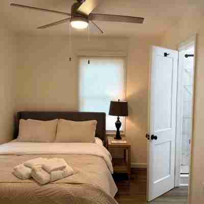 Cozy and Convenient- 5 min to Airport Rooms