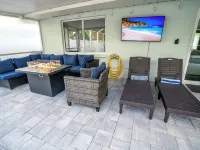 BRAND NEW, COVERED Heated Pool, Baja Ledge, Hot Tub, Large home PS5, WIFI, AC Hotels in Apollo Beach