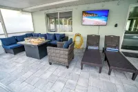 BRAND NEW, COVERED Heated Pool, Baja Ledge, Hot Tub, Large home PS5, WIFI, AC