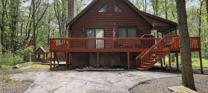 Welcome to The Chalet Getaway in the Hideout! Hotels in Wayne County