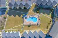 The Endless Wave: Oceanfront Condo, Sunrise View, Pool, 1-mile to Dining & Pier - Pools