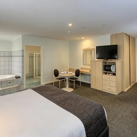 Charles Rasp Motor Inn & Cottages
