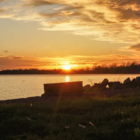 Lake Champlain 2-bedroom cottage with kayaks and bikes in beautiful Alburgh.